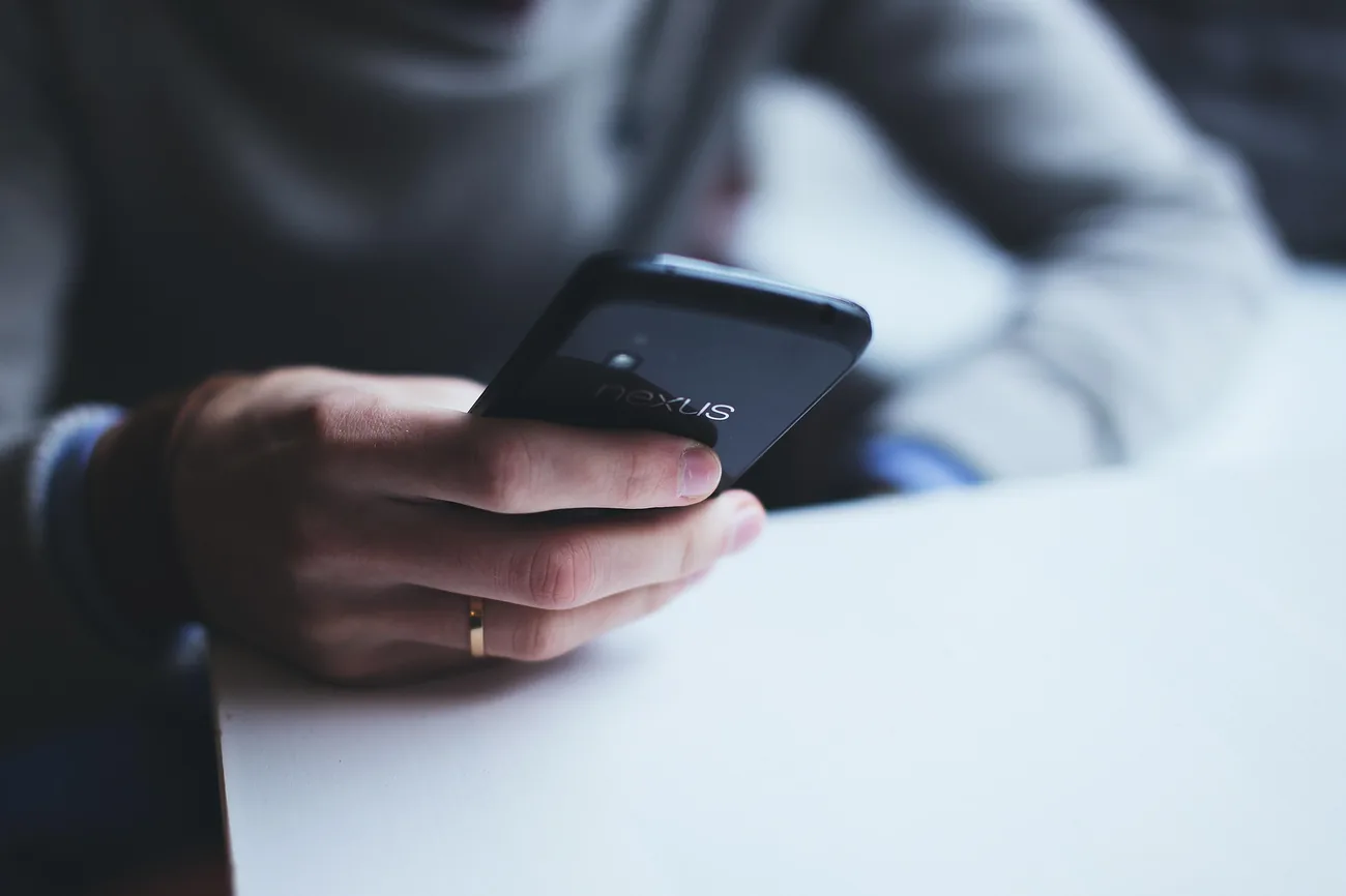Cliente usando su teléfono — atención Wired Connection